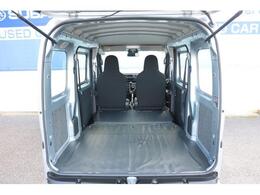 リヤシートを倒せば広々荷物も沢山積めます。