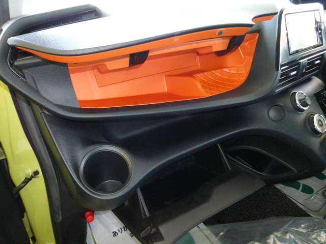 助手席前方に容量タップリグローブBOXがあります。