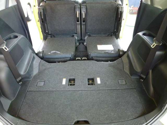 サードシートを格納すると更に広々です。長い荷物もOKですね。