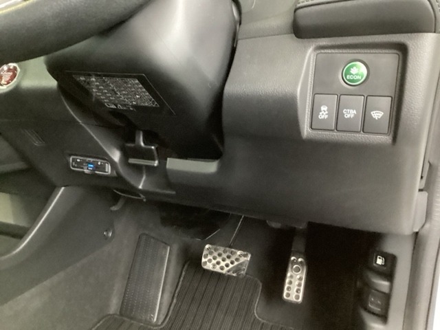 左側に高速で便利なETCがあり、燃費をよくするECON、横滑りを防ぐVSAなどのスイッチは、運転席の右側、手の届きやすい位置にあります。