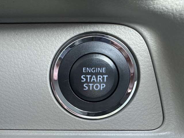 エンジンスタートは鍵を差して回す必要はなし！車内に鍵があれば（ズボンのポケットに入れたままでもOK）ブレーキを踏みながらスタートストップボタンをプッシュ！
