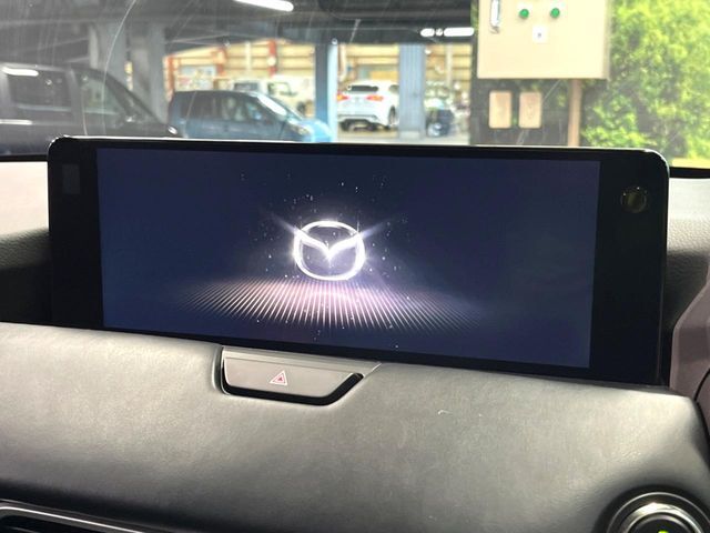 【12インチマツダコネクト】車内の雰囲気にマッチした大型ディスプレイ。スマホ接続でのナビ使用やBluetooth再生等、様々な機能が楽しめます。直感的なダイヤル操作が可能で、使い勝手も良好です。