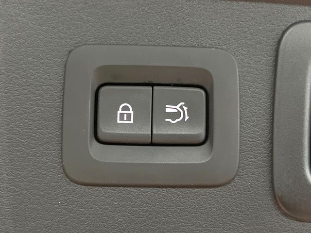 【パワーバックドア】スマートキーや運転席のボタンを押すだけでリアゲートが自動で開閉します！荷物を持っている時や、高い位置にあるバックドアを閉める際に便利な機能です♪