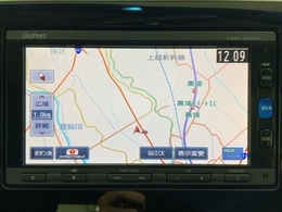 ダッシュボードに自然に溶け込むようにデザインされた純正メモリーナビゲーション。