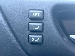 【メモリー機能付きパワーシート】ドライバーごとに設定したシート位置を記憶して、ボタン一つで切り替えできる便利な機能！運転する方が複数名いらっしゃるご家庭におすすめです♪