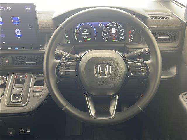 【ステアリング】軽い力で扱いやすいハンドルです。目立つ傷やスレなどなく綺麗な状態です！除菌プランいれていただくとさらに快適に！清潔なお車はお子様にも安心ですね！