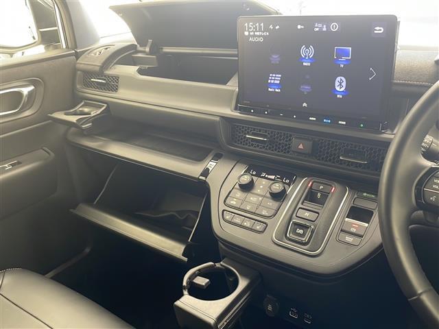 【グローブボックス】車検証ケースや、日頃使う小物類の収納に便利ですね！