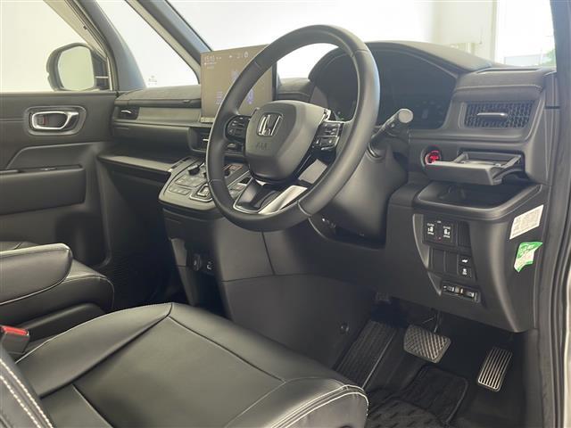 【ステアリング】軽い力で扱いやすいハンドルです。目立つ傷やスレなどなく綺麗な状態です！除菌プランいれていただくとさらに快適に！清潔なお車はお子様にも安心ですね！