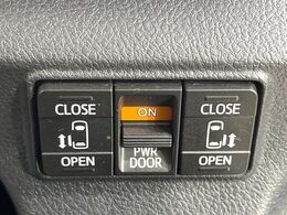 【両側パワースライドドア】スマートキーや運転席のスイッチで後席両側スライドドアの開閉が可能♪電動だから力を入れてドアを開ける必要が無く、小さなお子様でも簡単に開け閉めでき快適です♪