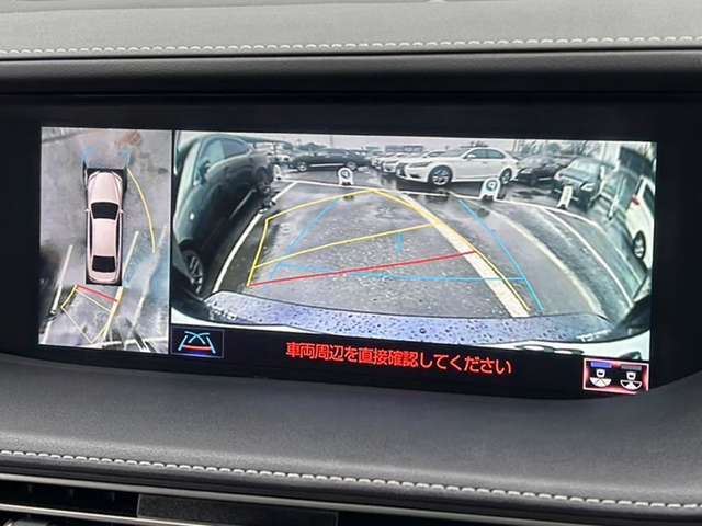 パノラミックビューモニターを装備！上から車両を見下ろしたような映像をナビ画面に表示できます。車両前後左右に搭載した4つのカメラ映像を継ぎ目なく合成！目視では見えない部分もリアルタイムで見れます。