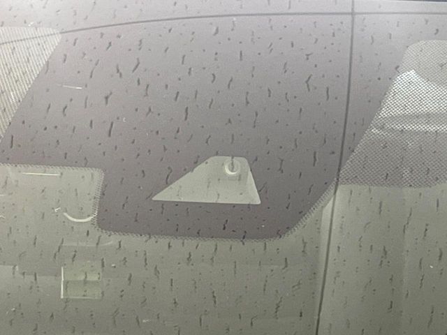 【エマージェンシーブレーキ】走行中に前方の車両等を認識し、衝突しそうな時は警報とブレーキで衝突回避と被害軽減をアシスト。より安全にドライブをお楽しみいただけます。