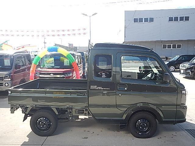 ボディーカラーはクールカーキパールメタリック