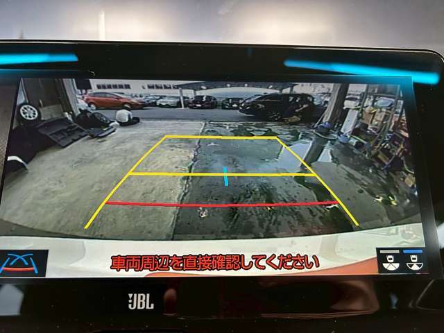 【バックカメラ】運転席から画面上で安全確認ができます。駐車が苦手な方にもオススメな便利機能です。