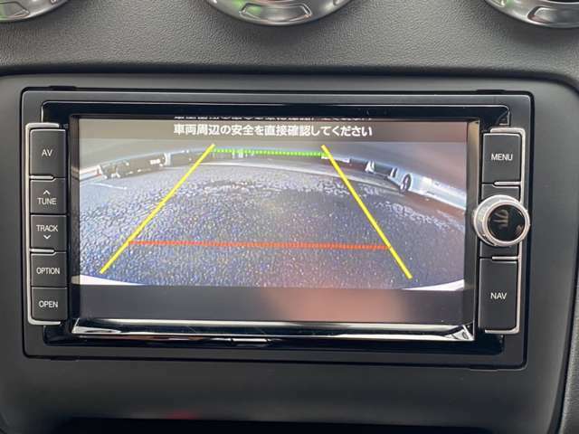 駐車時に後方がリアルタイム映像で確認できます。ガイドライン付きで狭い場所の駐車時にもサポートをしてくれるので便利です。