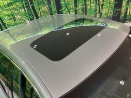 【サンルーフ】ボタンひとつで開閉可能！開放感たっぷりのサンルーフが装着されています！車内に明かりを取り入れたり景色を楽しむ以外にも、よどみがちな車内の空気も簡単に換気できて快適です！