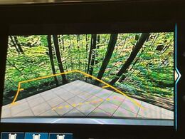 【バックカメラ】駐車時に後方がリアルタイム映像で確認できます。大型商業施設や立体駐車場での駐車時や、夜間のバック時に大活躍！運転スキルに関わらず、今や必須となった装備のひとつです！
