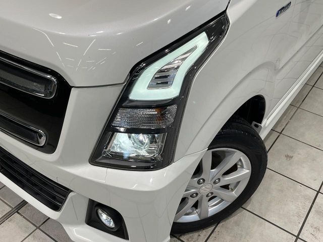 【LEDヘッドライト】悪天候や夜間走行時も良好な視界を確保し安心して運転できる高輝度LEDヘッドライトを装備！点灯速度が早く、消費電力も抑えられています。