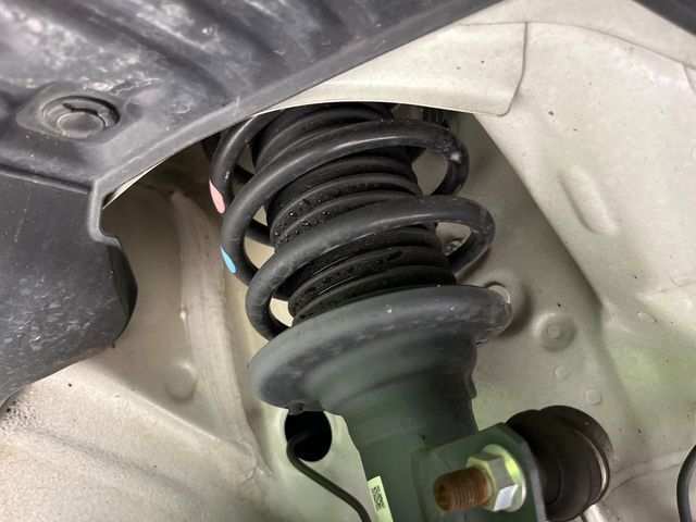 お車を安心してお乗りいただく為には、足回りの定期点検が欠かせません。サービスサポート（有償保証）では無料点検もご提供しており、安心のカーライフをお過ごしいただけるサポート体制が整っています。