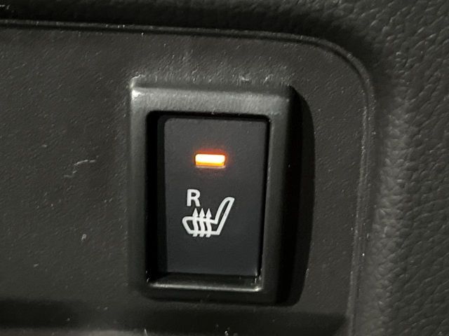 【シートヒーター】寒い日に重宝するシートヒーター！エアコンより早く温まってくれるので寒がりの人も安心ですね♪エアコンの温風は乾燥するから苦手、という方にもをおすすめです。
