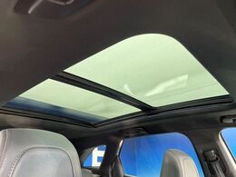 ●パノラミックサンルーフ：開放感たっぷりの希少装備、サンルーフが装着されています！車内に明かりを取り入れたり景色を楽しむ以外にも、車内の空気も簡単に換気できて快適です！