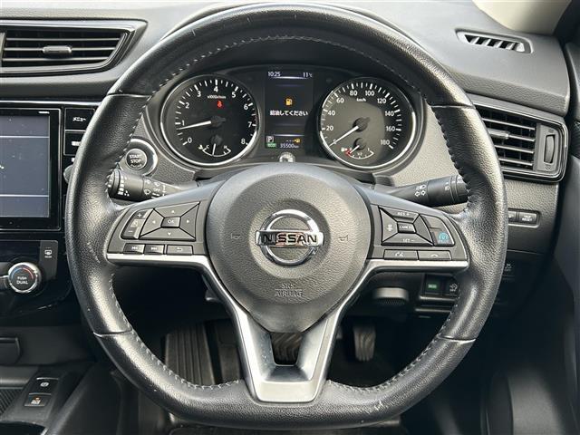 【ステアリング】軽い力で扱いやすいハンドルです。目立つ傷やスレなどなく綺麗な状態です！除菌プランいれていただくとさらに快適に！清潔なお車はお子様にも安心ですね！