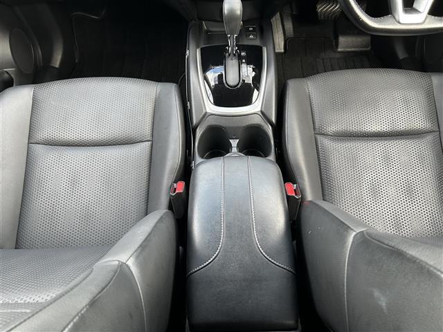 【グローブボックス】車検証ケースや、日頃使う小物類の収納に便利ですね！