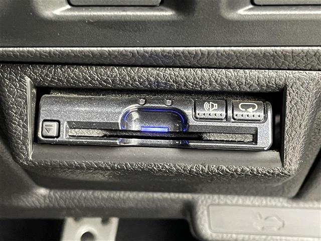 【ETC】有料道路を利用する際に料金所で停止することなく通過できる、ETC車載器（ノンストップ自動料金収受システム機器）が装備されています。セットアップを行うことで利用可能になります。