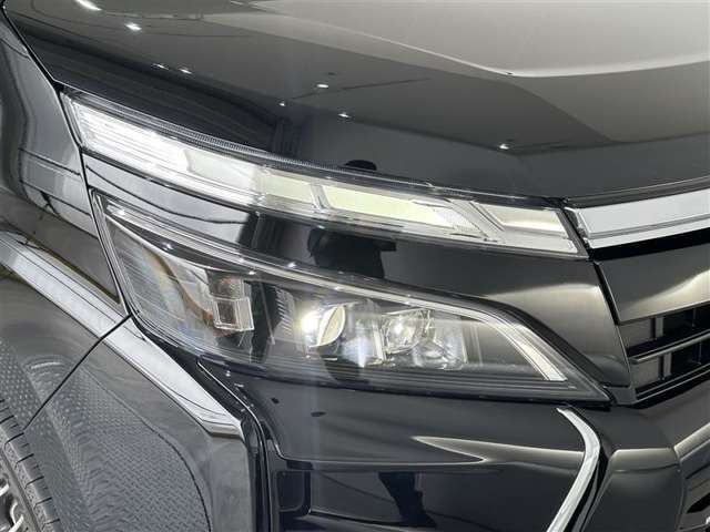 LEDヘッドライトです。デザイン性がよくとても明るいので、夜間の走行や悪天候でも安心です。しかも長寿命！