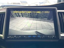 【バックカメラ】駐車時に後方がリアルタイム映像で確認できます。大型商業施設や立体駐車場での駐車時や、夜間のバック時に大活躍！運転スキルに関わらず、今や必須となった装備のひとつです！