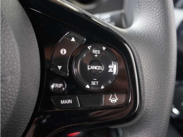 【アダプティブクルーズコントロール】予め設定した車速内でクルマが自動的に加減速。前走車との適切な車間距離を維持しながら追従走行します。【LKAS】車線維持支援システムでステアリング操作を支援。