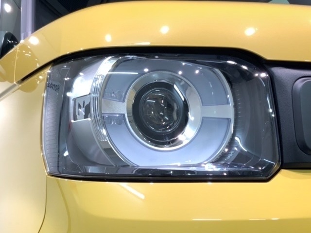 LEDヘッドライトは、点灯の瞬間から最大光量を発揮し、突然暗くなるトンネルなどでの安定感を高めます。