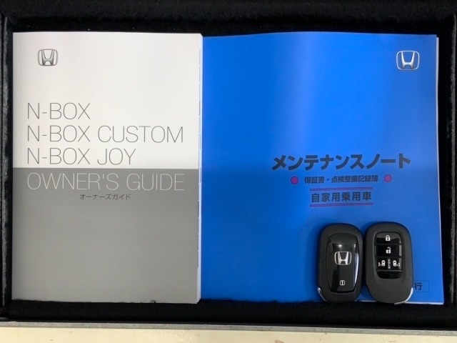 スマートキーは鍵をバッグに入れたままでもドアロックの開閉やエンジンのON・OFFができます。夜間や雨の日も鍵を探さなくて良いので便利です。