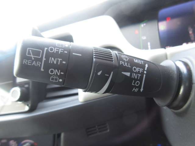 ご納車後も安心なプレミアム保証をご提案いたします。ナビや電装品、エアコンなども含めた600項目の充実した保証内容と安心のロードサービス付帯でサポートいたします。詳細はお尋ねください。