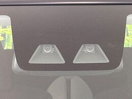 【スマートアシスト】走行中に前方の車両等を認識し、衝突しそうな時は警報とブレーキで衝突回避と被害軽減をアシスト。より安全にドライブをお楽しみいただけます。
