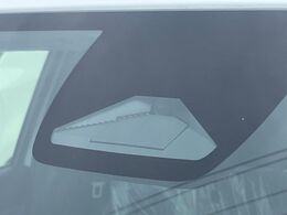 【ホンダセンシング】走行中に前方の車両等を認識し、衝突しそうな時は警報とブレーキで衝突回避と被害軽減をアシスト。より安全にドライブをお楽しみいただけます。