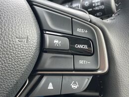 【アダプティブクルーズコントロール】高速道路での長距離走行が楽に！！自動で速度を保つクルーズコントロールが、衝突軽減システムと連携し、前方の車両を感知して車間を保つように速度調節してくれます！！