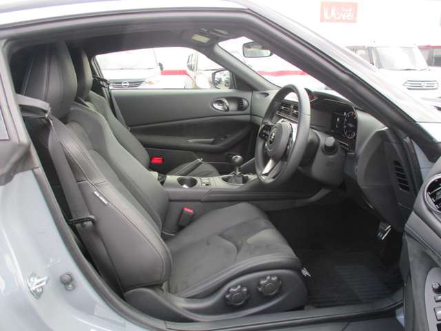 強い横Gでも身体を保持。ホールド性の高いシート。