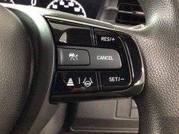 【アダプティブ・クルーズ・コントロール】予め設定した車速内でクルマが自動的に加減速。 前走車との適切な車間距離を維持しながら追従走行し、高速道路でのドライバーの疲労を軽減してくれる嬉しい機能付♪