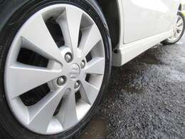 純正14インチアルミホイールが装備されております♪ダスト汚れやガリ傷なども少なくキレイな状態です♪ボディーは背景が映り込む程艶やかでキレイな状態になっております♪