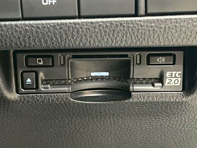 【ETC車載器】を装備しておりますので、ご納車直後からの遠距離ドライブも可能です。土日の利用料金の割引や、朝夕の通行料金を割引料金で高速道路をお楽しみいただけます。