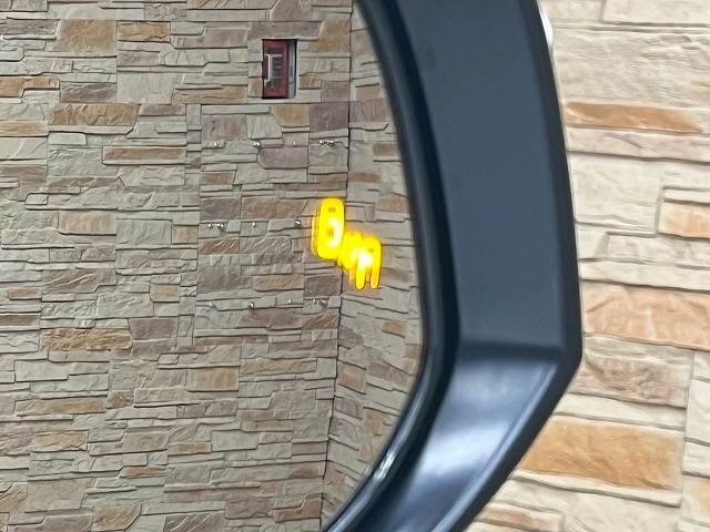 【ブラインドスポットモニター（BSM）】車線変更時に車両後方から来る車両を検知し安全をサポートする装置です。