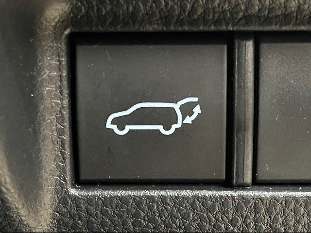【電動リアゲート】ボタンひとつで大きなゲートも簡単に開閉可能です。高級車ならではの装備は嬉しいですね。