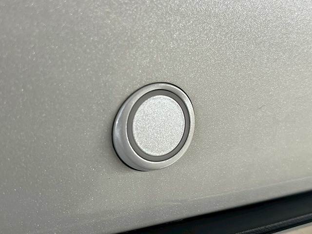 【フォグランプ】搭載車です。ヘッドライトだけでは見えずらい足元付近を明るく照らしてくれます。