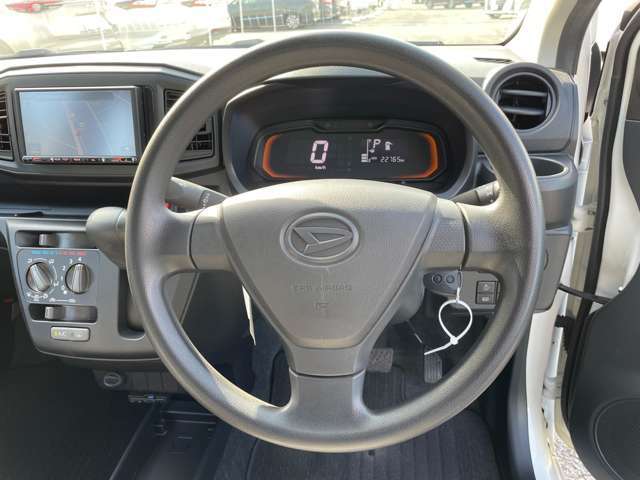 【運転席】座り心地が良いシートなので長時間の運転でも快適にお過ごしいただけます。新品のフロアマットのご注文も可能です。掲載箇所以外にご希望の写真がございましたらお気軽にお問い合わせ下さい。