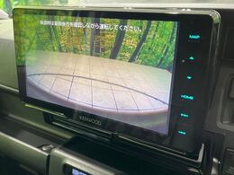 【バックカメラ】駐車時に後方がリアルタイム映像で確認できます。大型商業施設や立体駐車場での駐車時や、夜間のバック時に大活躍！運転スキルに関わらず、今や必須となった装備のひとつです！