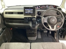 車内は光触媒抗菌消臭施工済です。インパネ周りはスタイリッシュなデザインで機能や装備も充実しています。グローブボックスやカップホルダーのほかにトレーなどたくさんの収納スペースが付いています。