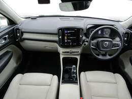 車内は、美しい仕上がりのインテリアが清々しくも落ち着いた雰囲気を醸し出し、独特の居心地のよさを感じさせる、まさにスカンジナビアン・デザインの傑作と呼ぶにふさわしい空間となっています。