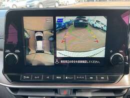 ルームミラーにアラウンドビューモニターが映ります。上からの映像が分りやすく車庫入れがスムーズになります。