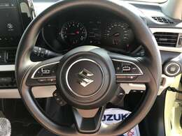 握りやすいステアリングです！オーディオコンローラーと中央右側には高速道路で頼もしいクールーズコントロールが装備されてます！また、追従走行が可能な設定となってます！