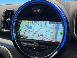 ●純正ナビ:一体感のあるナビは、高級感ある車内を演出してくれます。オーディオ機能も充実しておりますので、運転もより楽しめます♪